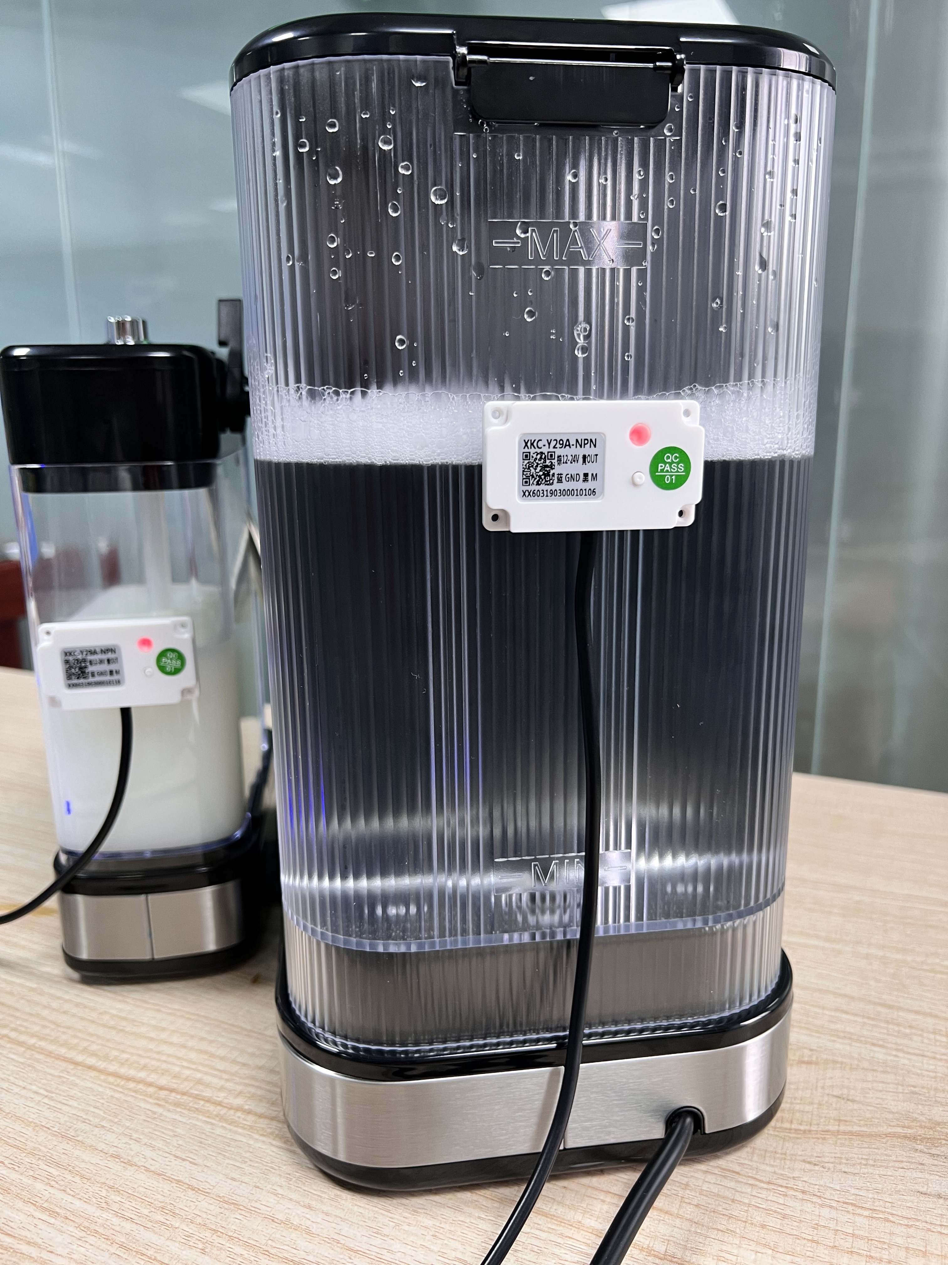 Wie verhindert man ein &Uuml;berf&uuml;llen der Kaffeemaschine? Ber&uuml;hrungslose kapazitive F&uuml;llstandssensor-Vollpunkt-Ventilsteuerung