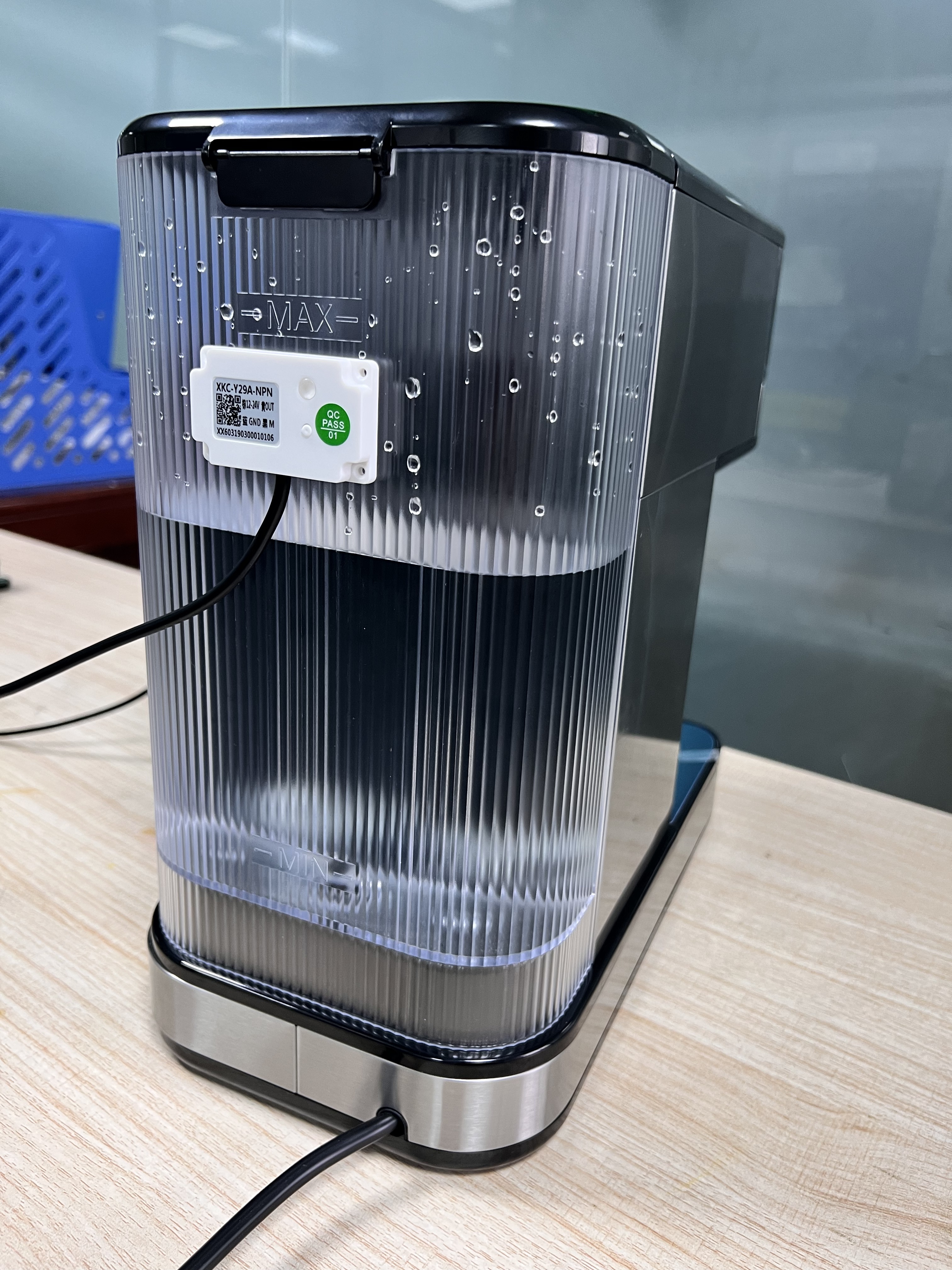 Sind Kaffeemaschinen in gro&szlig;er H&ouml;he mit st&auml;rkerer Kondensation konfrontiert? Ber&uuml;hrungsloser kapazitiver F&uuml;llstandsensor mit Temperaturkompensation