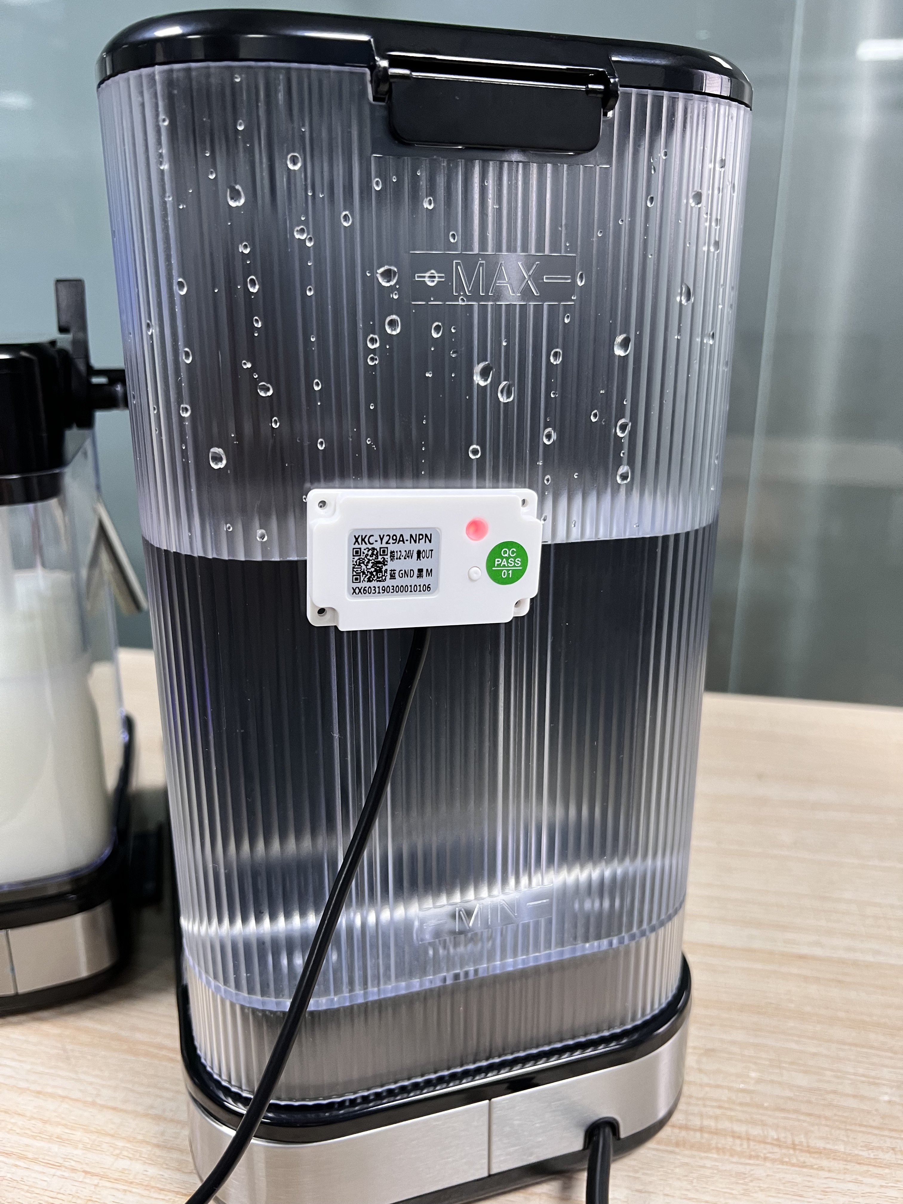 Wie kann man die Schwimmerst&ouml;rung einer alten Kaffeemaschine aufr&uuml;sten? Externer kapazitiver F&uuml;llstandsensor, kein Formwechsel