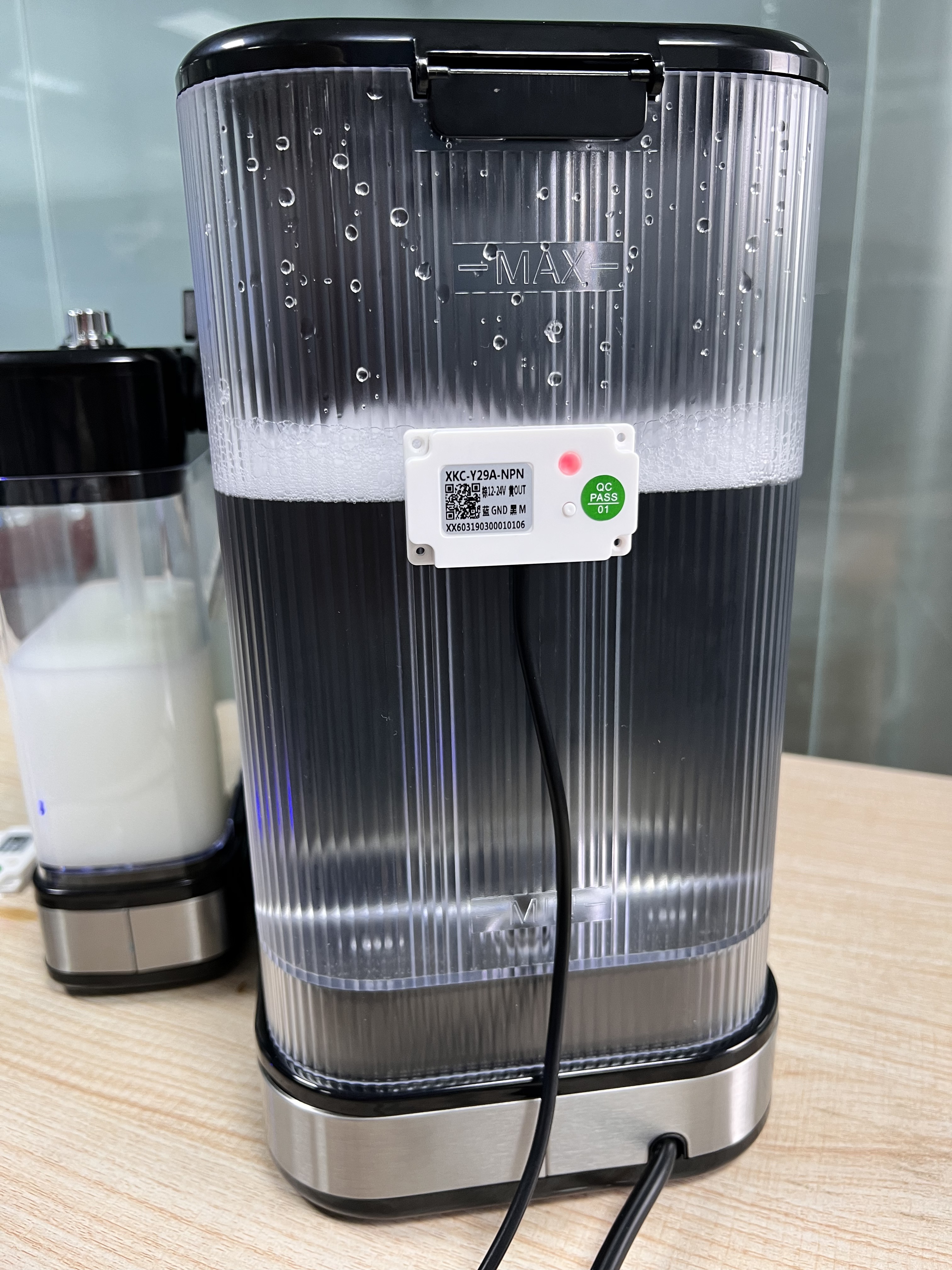 Kaffeemaschine bei niedrigem Wasserstand vorheizen und Trockenkochen verhindern? Kapazitiver ber&uuml;hrungsloser F&uuml;llstandsensor zur Fr&uuml;herkennung